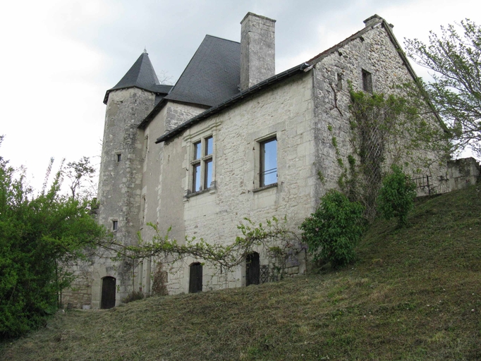 Château d'Alogny vu depuis la route au sud-ouest.