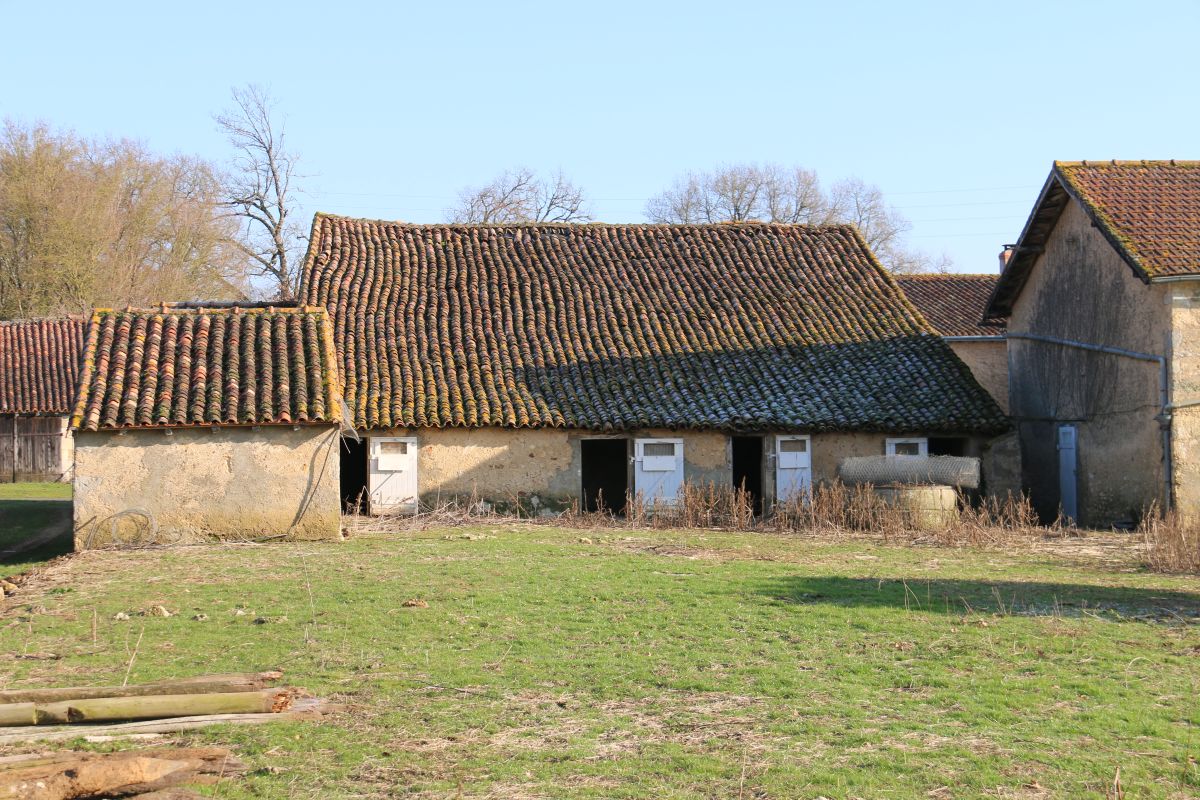 Vaste grange-étable couverte de tuiles creuses, dans le hameau de la Grange.