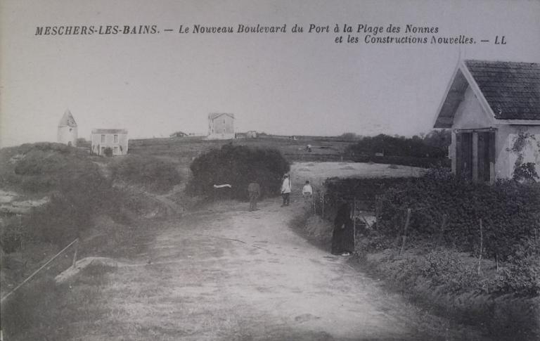 Moulin et premières habitations le long des falaises, au-dessus des grottes de Régulus et de Matata, vers 1900.