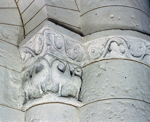 Intérieur, mur gouttereau sud, cinquième travée, registre inférieur, chapiteau droit : deux griffons affrontés, la tête tournée vers l'arrière.