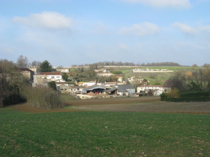 Le bourg, dans le vallon de la Fragnée, vu depuis Chez-Ithier.