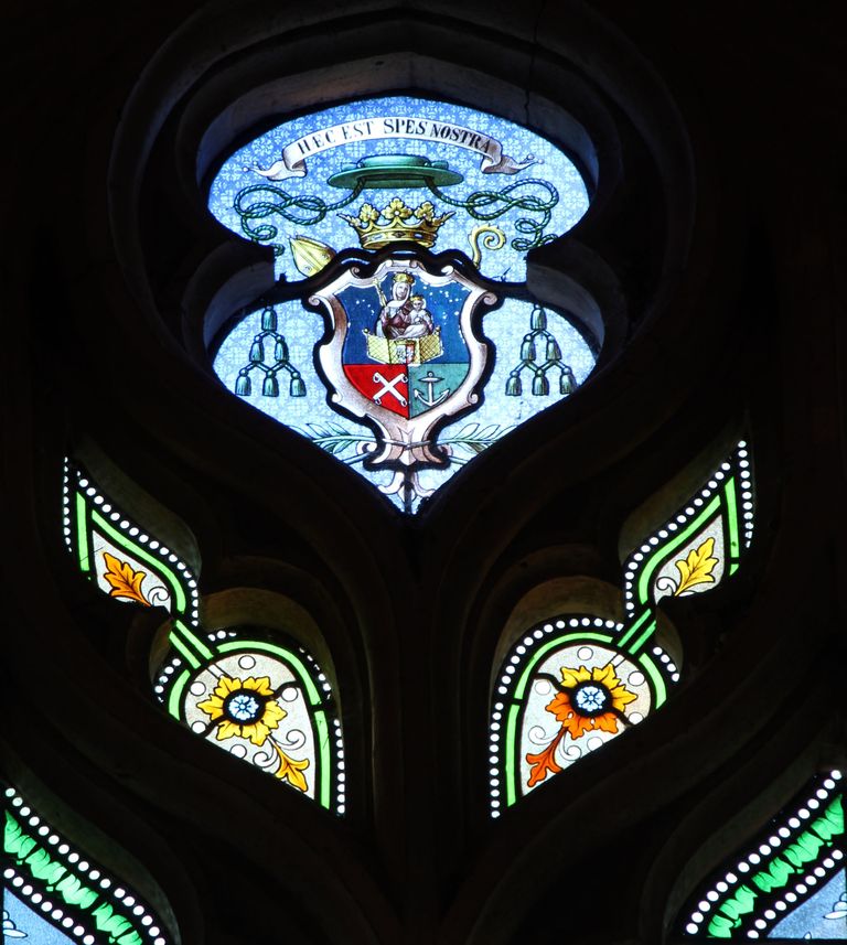 Baie 2 : Charité de saint Martin (détail : armoiries de Mgr Delannoy, évêque d'Aire).