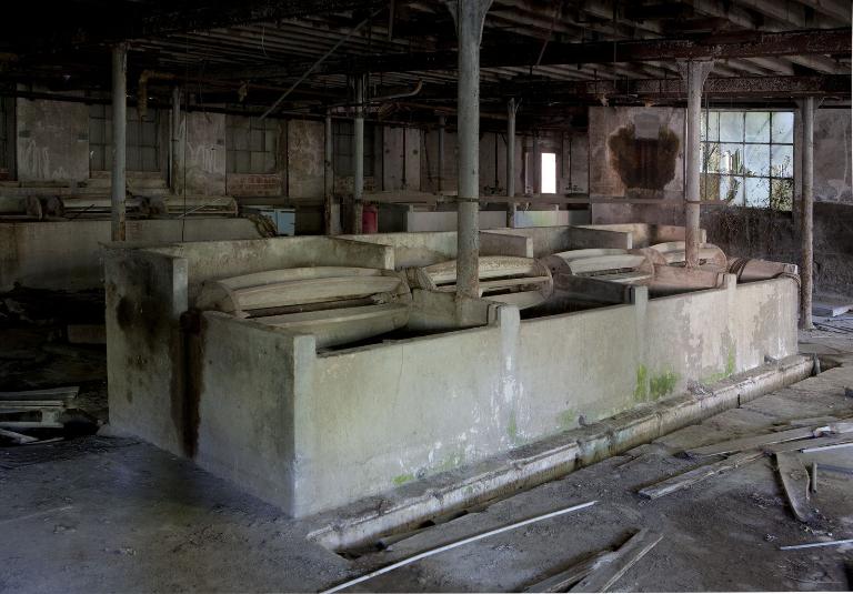 Ateliers de 1901, rez-de-chaussée, salle de trempe, rang de coudreuses.