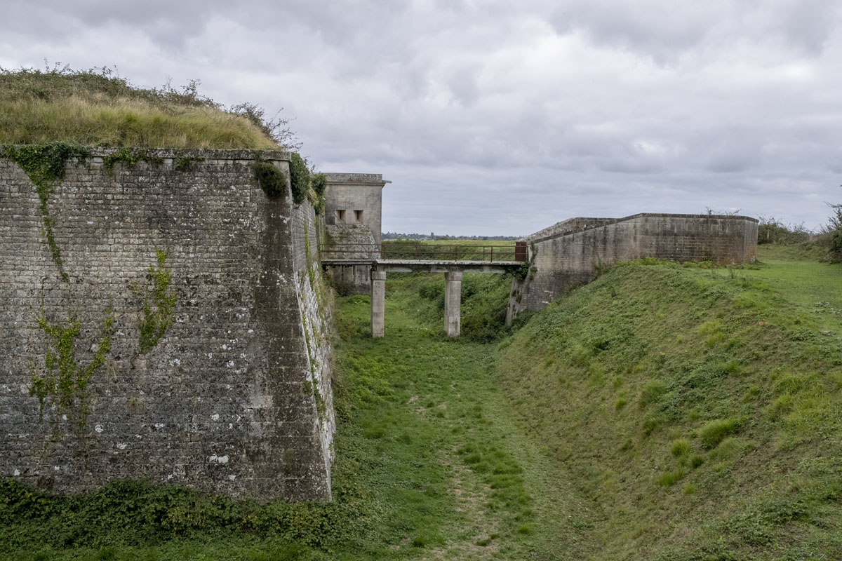 Angle ouest du fort ; vue vers le sud-est.