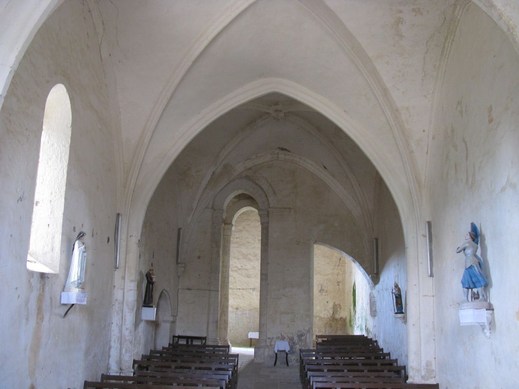 L'intérieur de l'église vue vers l'ouest.
