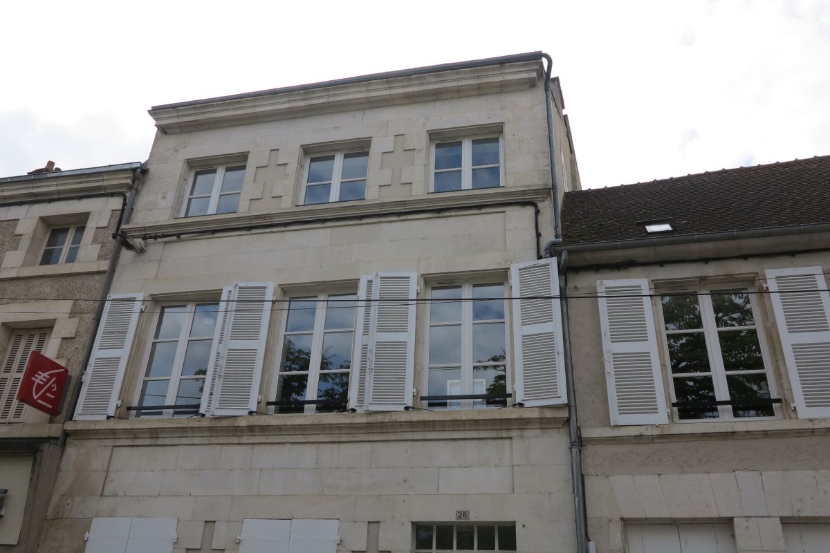 N° 28 place de la Libération, étage et comble à surcroît soulignés par des bandeaux d'appui.