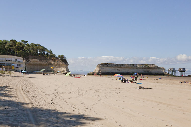 La plage des Vergnes et le rocher de la Couronne.