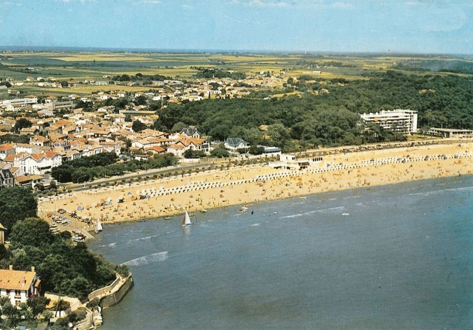 Vue aérienne de la plage, du bourg et de l'arrière-pays vers 1970.