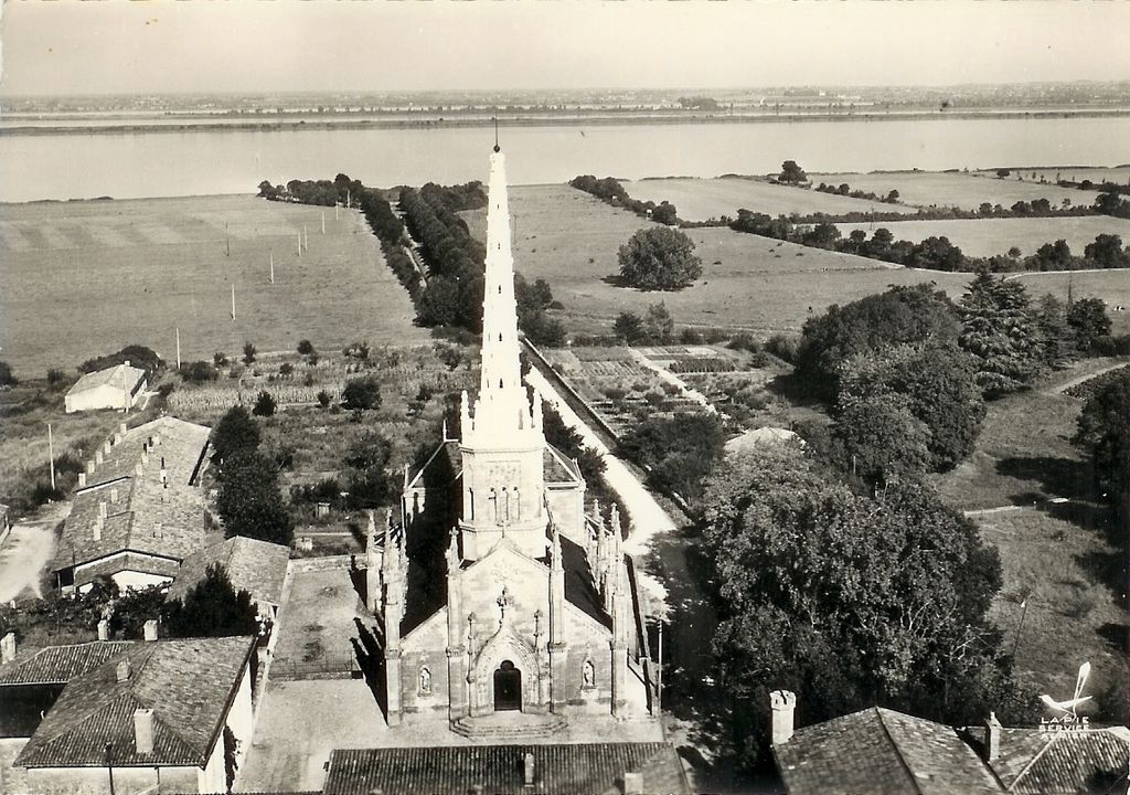 Carte postale (collection particulière) : vue aérienne du village de Saint-Julien, l'église et la route vers le port, 3e quart 20e siècle.