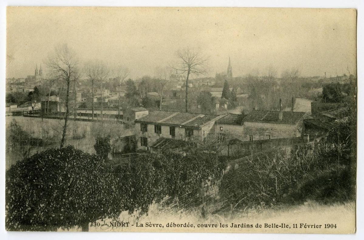 Le moulin de Bouzon vu depuis l'ouest lors de la crue du 11 février 1904.