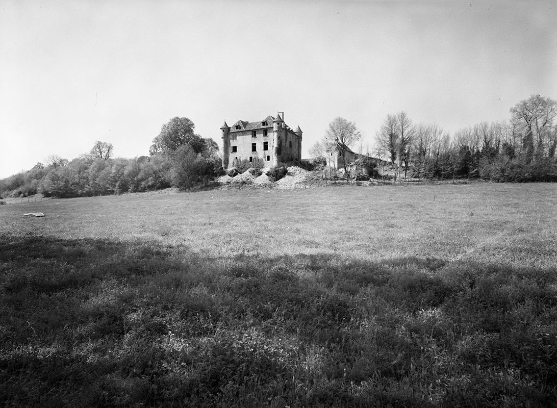 Château et chapelle, vue éloignée prise du nord-est, en 1971.