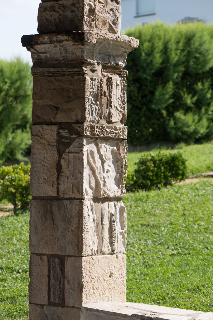 Porche, détail d'un pilier.