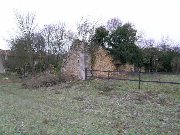 Les ruines de la chapelle dans le parc.