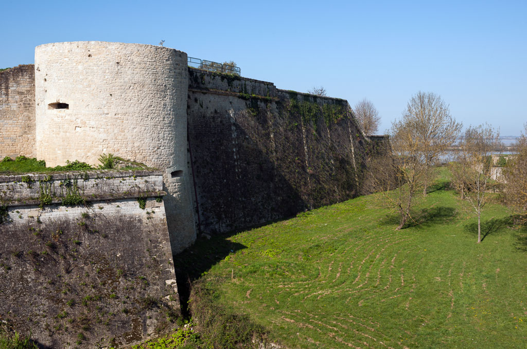 Tour des Rondes et courtine du front nord-est du château.