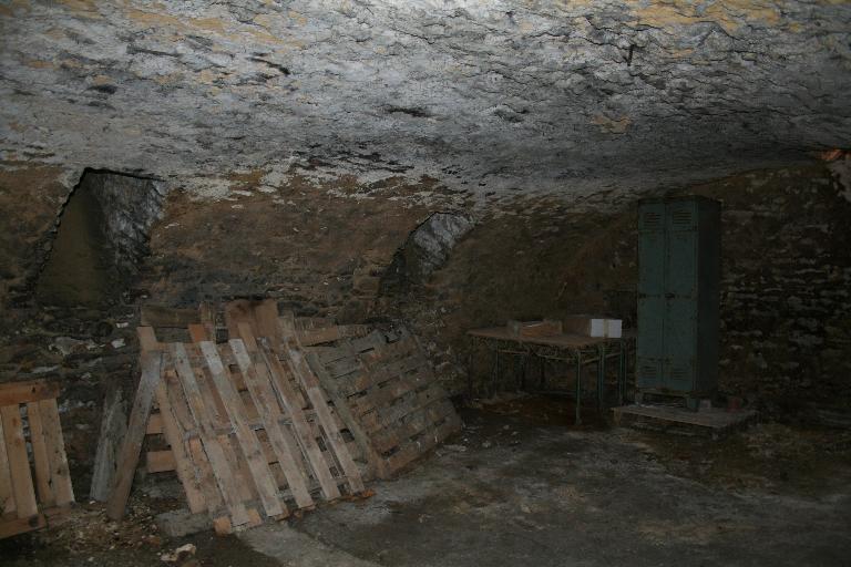 Cave voûtée en sous-sol du bâtiment de la salle des professeurs.