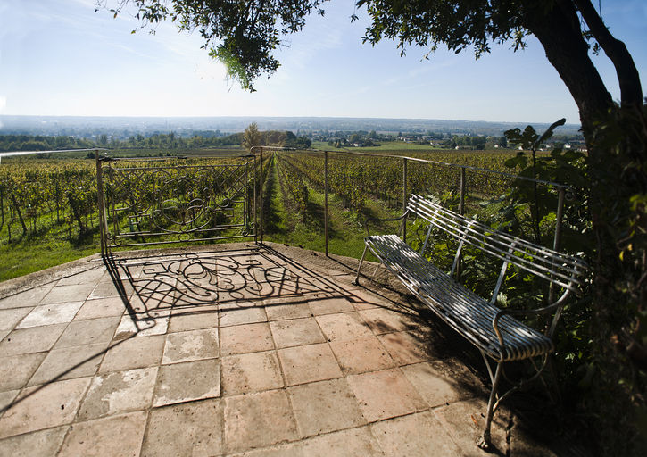 Terrasse des allées de charmilles : belvédère et banc de François Mauriac.