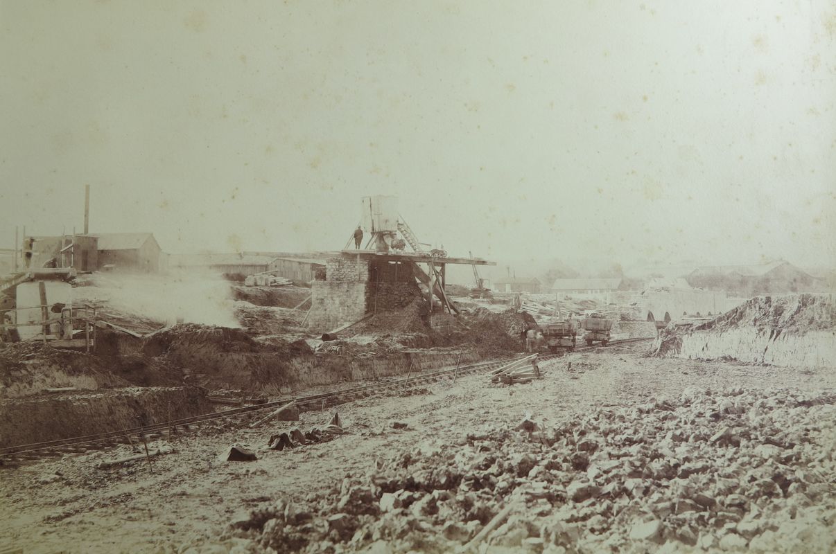 Construction du bassin : vue du quai sud-est, le 19 octobre 1887.