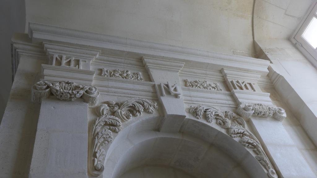 Appartements du roi, au premier étage : détail du décor sculpté aux chiffres royaux de Louis XIV et Marie-Thérèse.