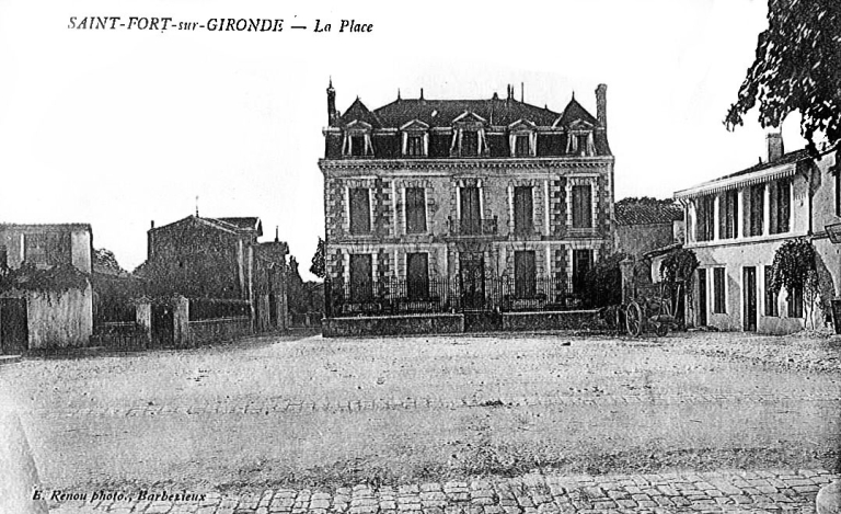 La maison, à droite, avec son lambrequin, sur une carte postale vers 1900-1910.