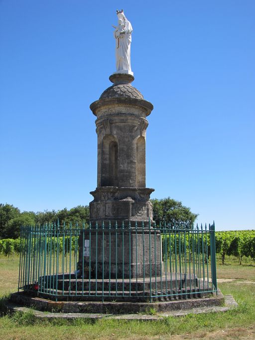 Vue d'ensemble du monument depuis le sud-ouest.