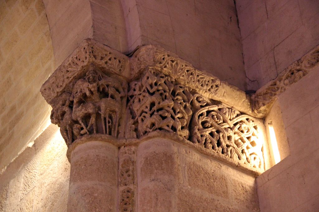 Choeur : mur diaphragme, sud, détail des chapiteaux sculptés.