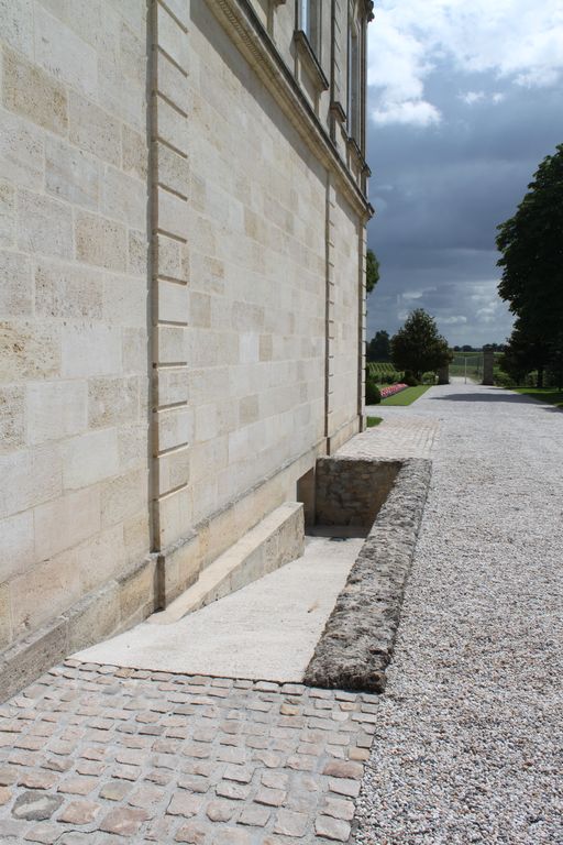 Château : façade latérale sud, accès à une cave.