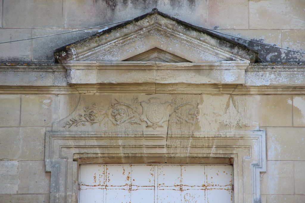 Demeure, élévation nord : détail de la porte d'entrée.