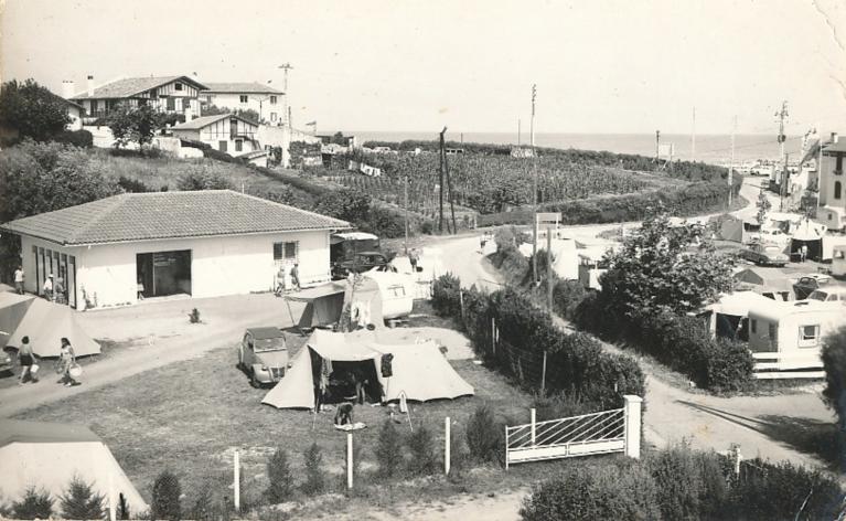 Vue du camping Itsasoa et de l'océan, carte postale, années 1960.