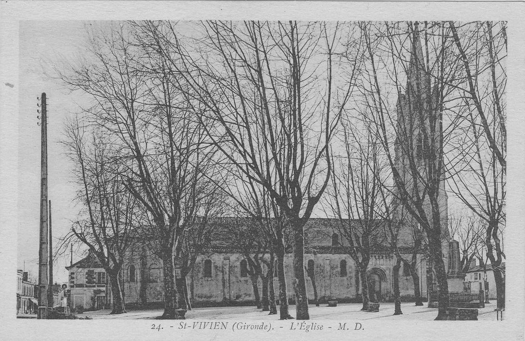 Carte postale (collection particulière) : l'église, façade latérale nord, début 20e siècle.