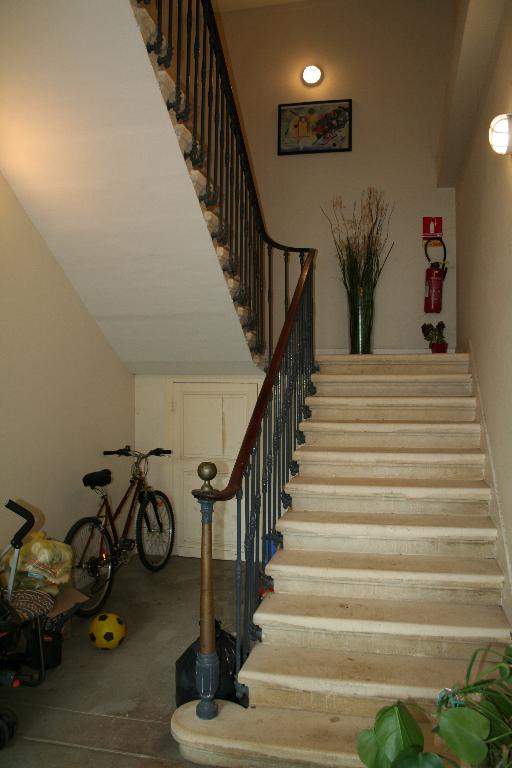 Bâtiment d'administration : escalier.