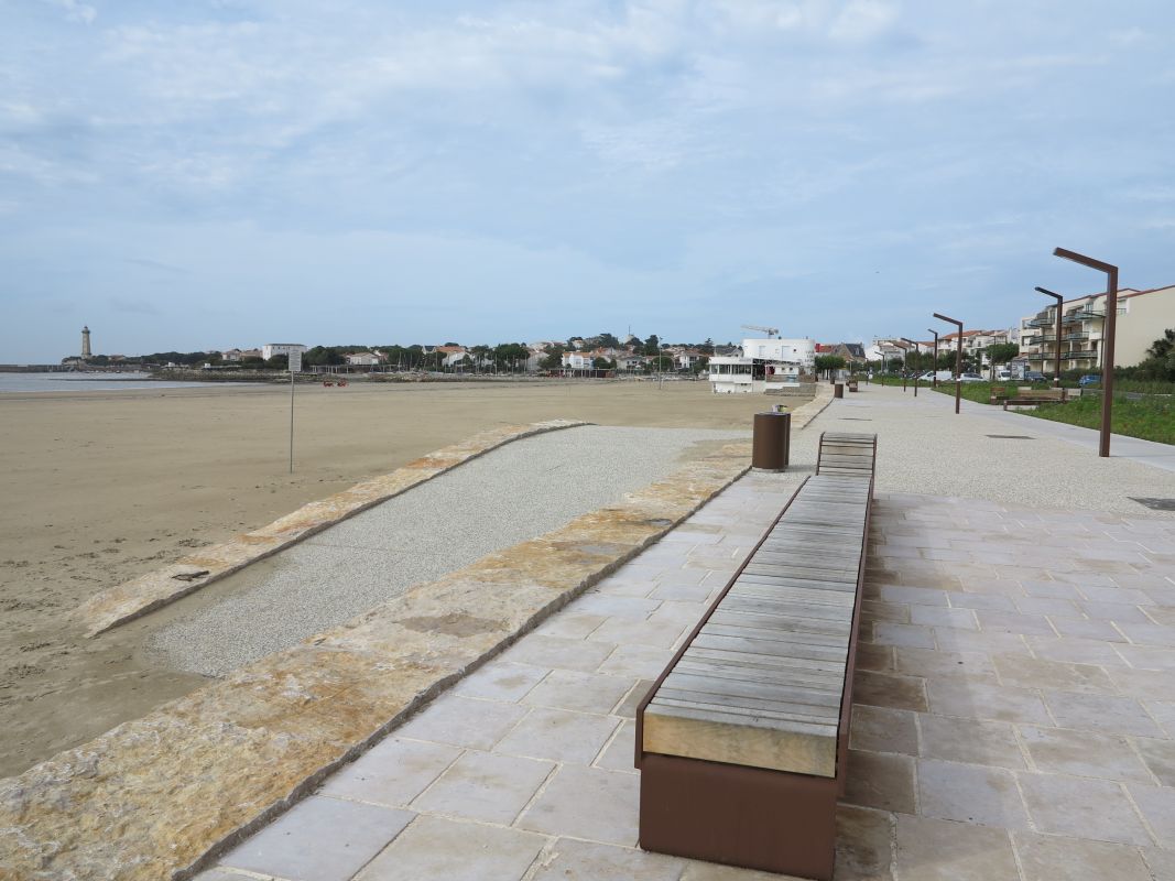 Partie de la promenade le long de la plage, réaménagée en 2014.