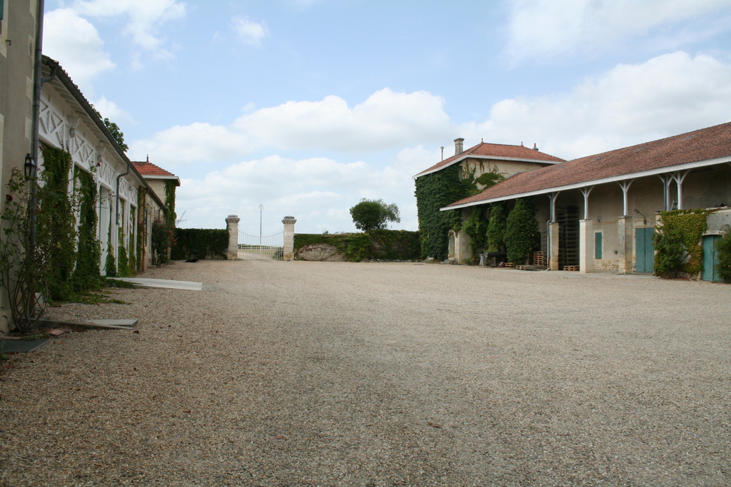 Cour, vers le portail, état en 2008.