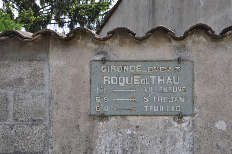 Plaque d'indication routière à la Roque de Thau.
