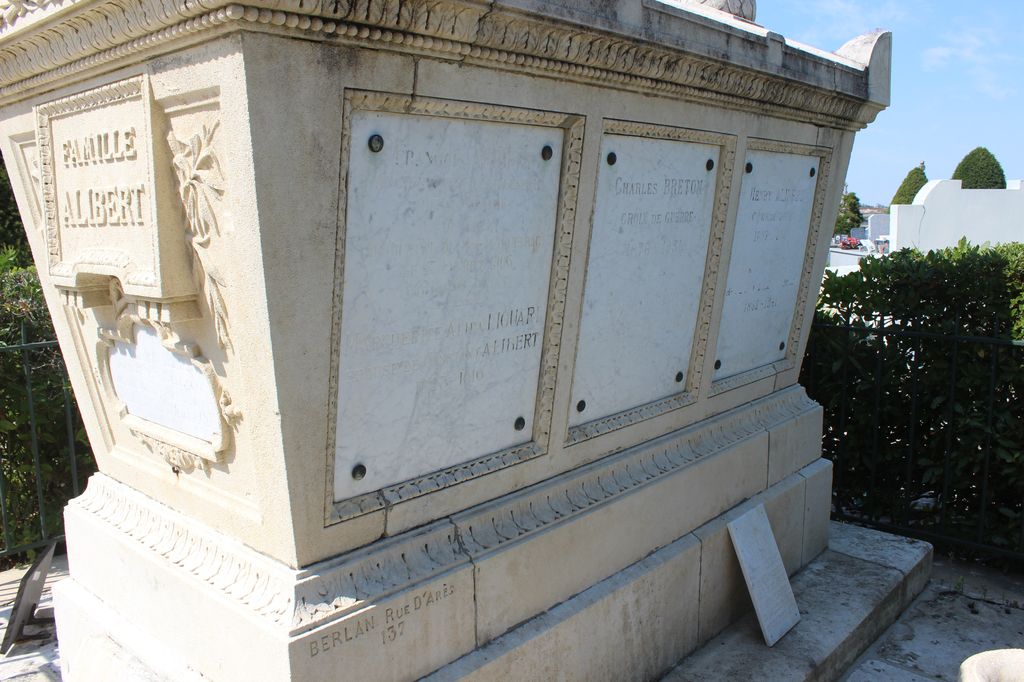 Tombeau de la famille Alibert : détail des plaques funéraires.
