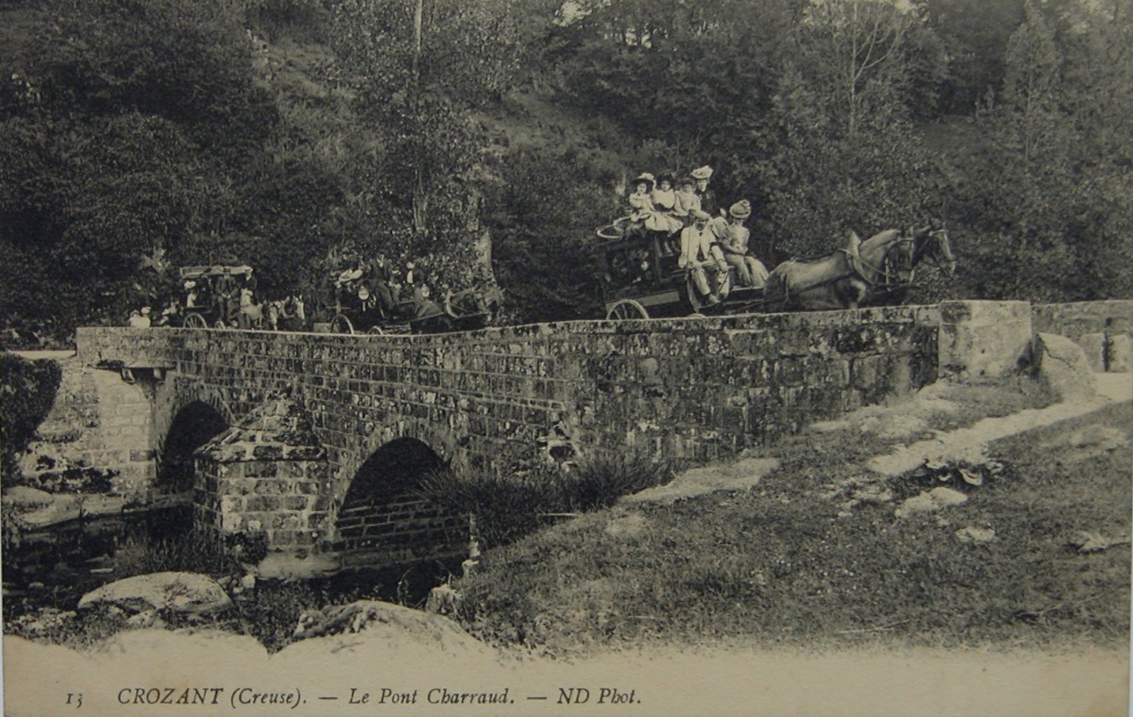 Carte postale ancienne : le Pont Charraud au début du 20e siècle.