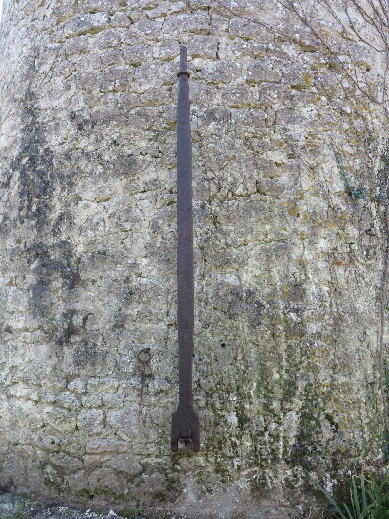 Axe métallique qui reliait le mécanisme derrièe les ailes du moulin à la meule.