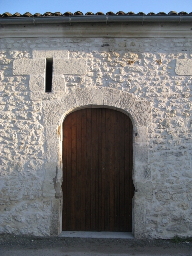 La porte de la dépendance en anse de panier.