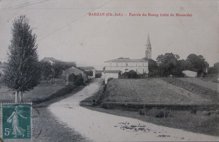 Entrée sud du bourg de Barzan, carte postale vers 1910.