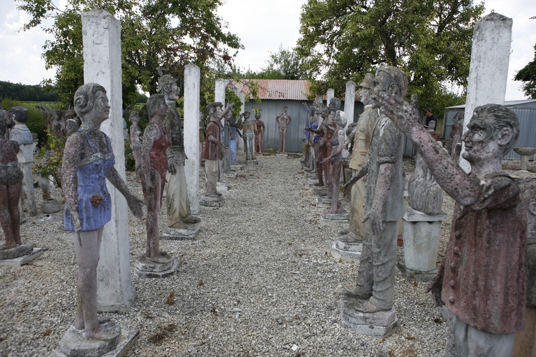 Vue des statues situées dans l'allée autrefois couverte par la treille.