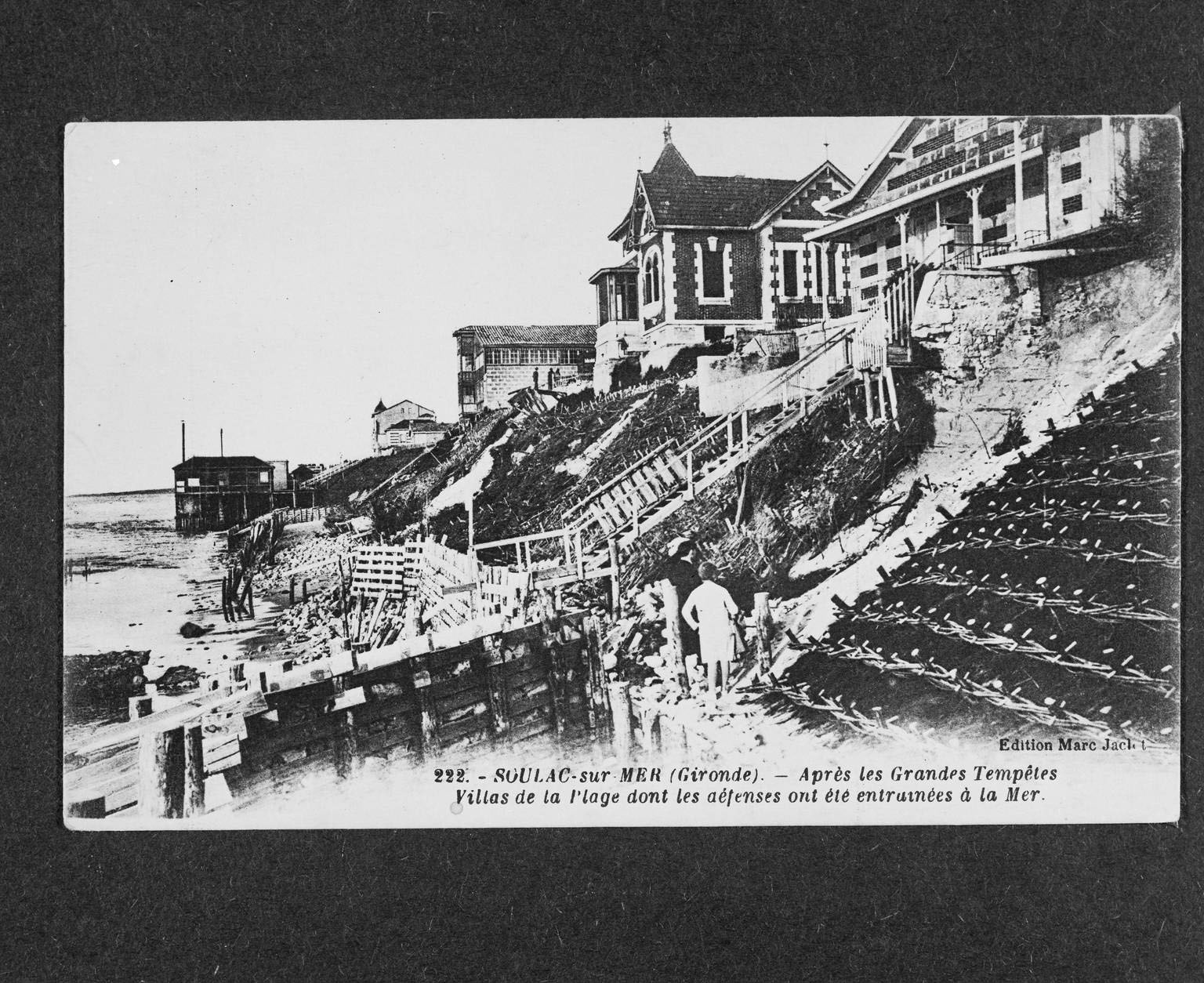 Carte postale, début 20e siècle (collection particulière) : Après les grandes tempêtes, villas sur la plage dont les défenses ont été entraînées à la mer.