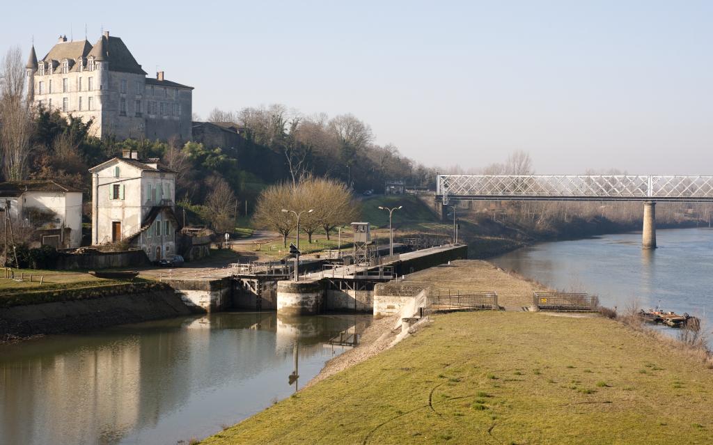 Ecluse de descente dans la Garonne à Castets-en-Dorthe.