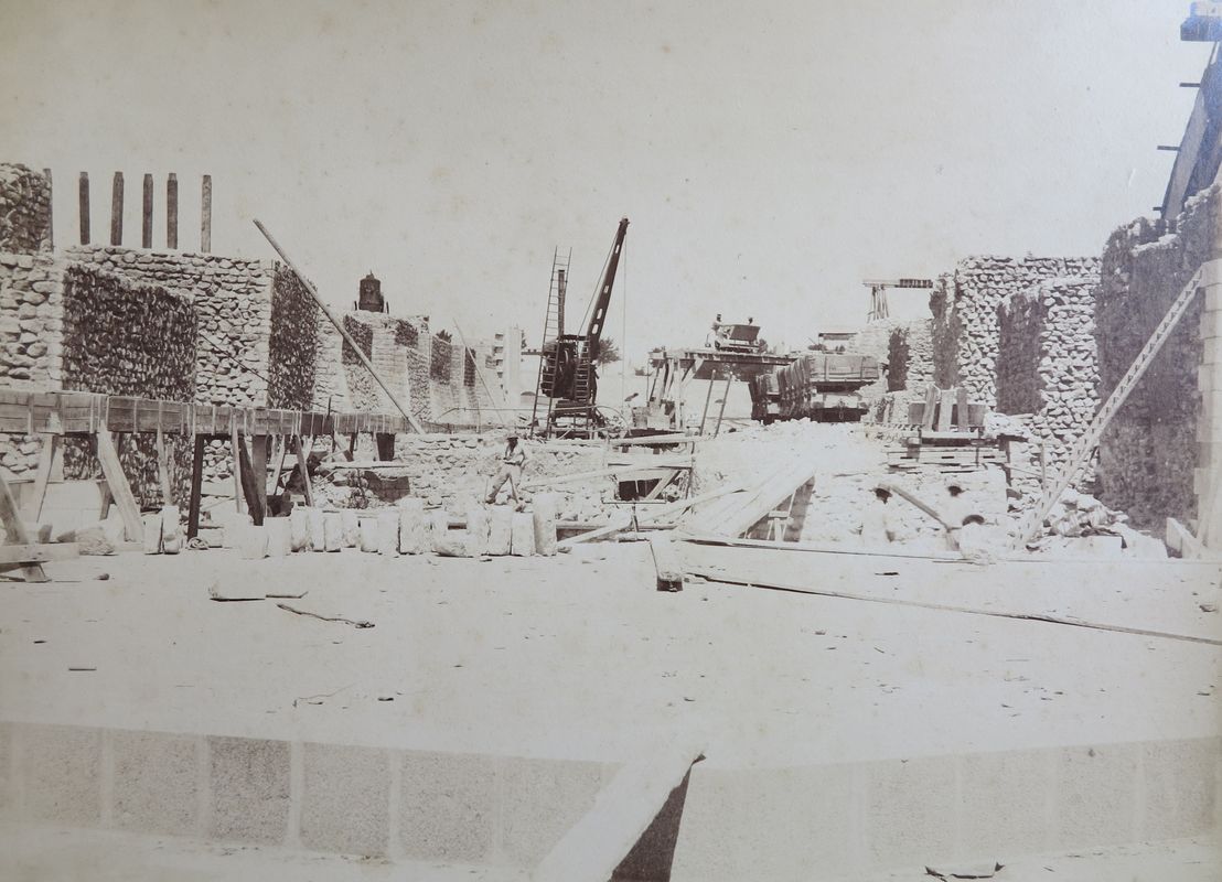 Construction du bassin : vue de l'écluse, le 20 juin 1887.