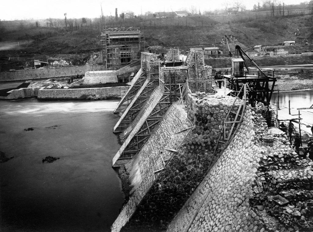 Elévation du barrage, depuis la rive gauche, vers 1920.