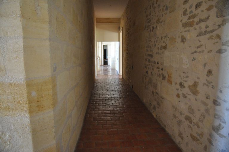 Corps de logis : couloir séparant le vestibule des salons.