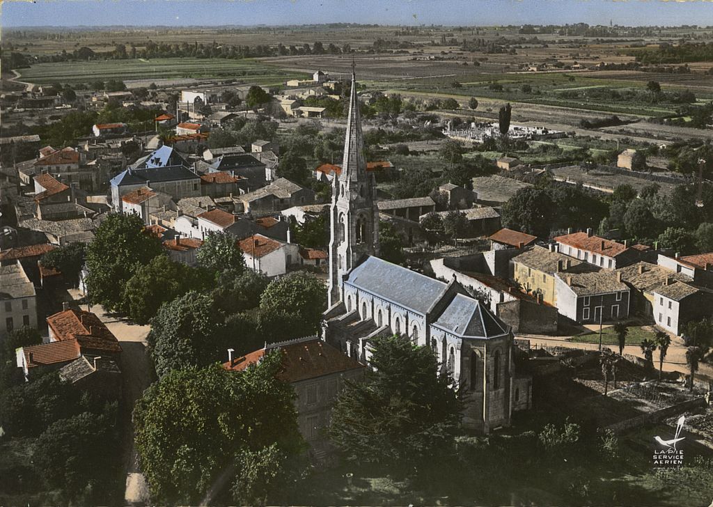 Carte postale (2e moitié du 20e siècle) : le bourg de Saint-Yzans.