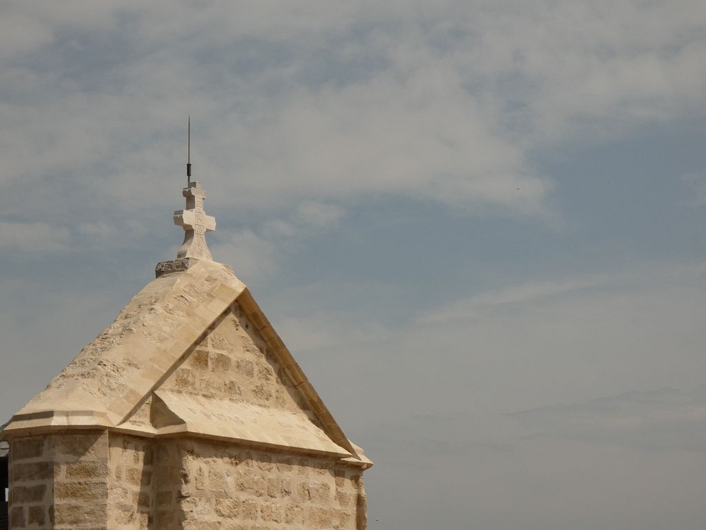 Le mur clocher et sa croix.