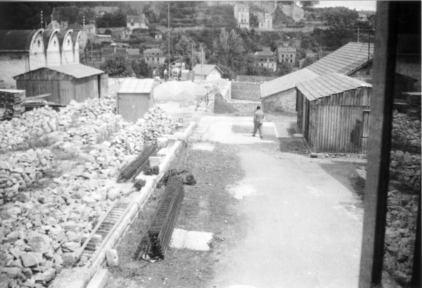 La reconstruction de l'usine Sallandrouze, dès 1948. A gauche, les sheds à profil courbe en cours d'élévation (coll. part.)