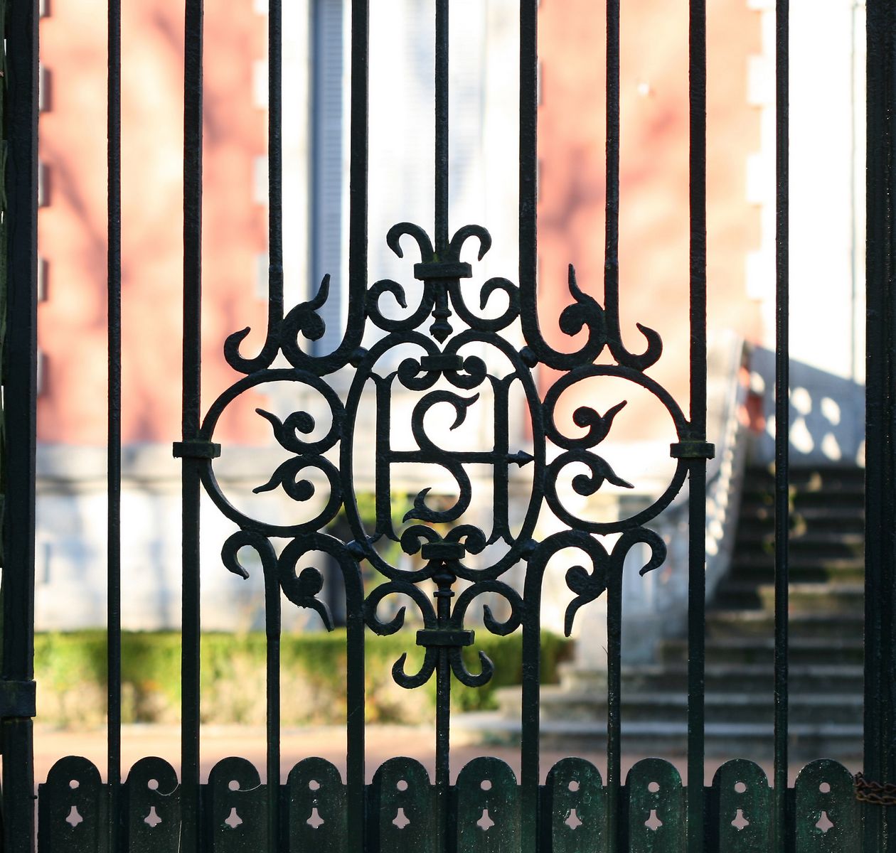 Détail du portail, avec un médaillon frappé de la lettre initiale de la famille Sallandrouze.