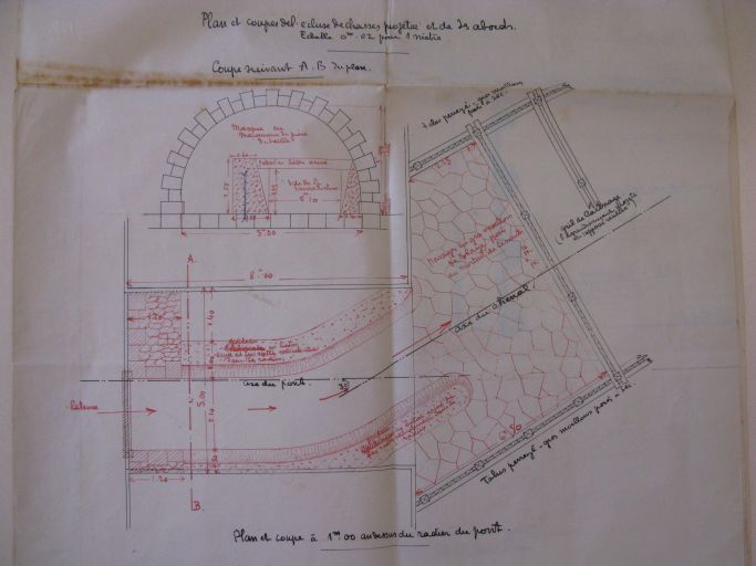 Projet d'écluse de chasse en aval du pont en 1909 : plan et coupe.