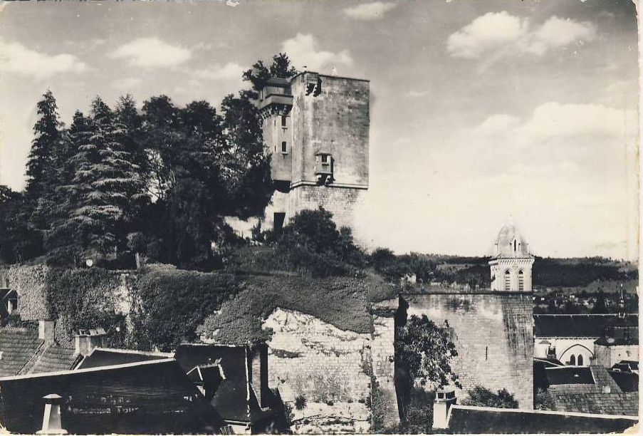 Le château depuis l'ouest, du quartier de Beynaguet. Carte postale, éditions René, numéro 160, vers 1950.